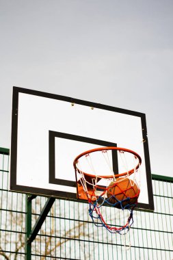 Bir okulda Basketbol çember oyun parkı