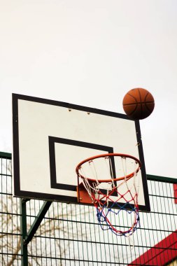 Bir okulda Basketbol çember oyun parkı