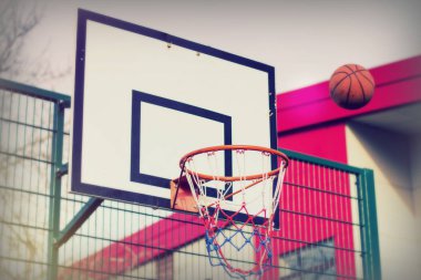 Bir okulda Basketbol çember oyun parkı