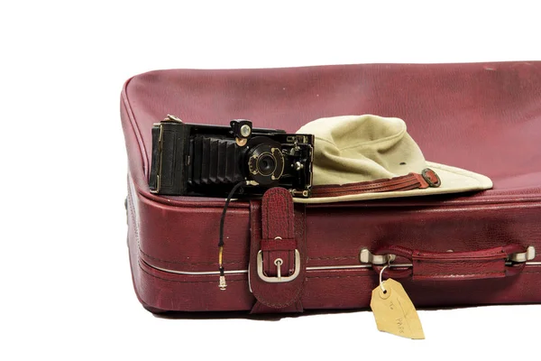 古い茶色の革のスーツケースで旅行の準備 — ストック写真