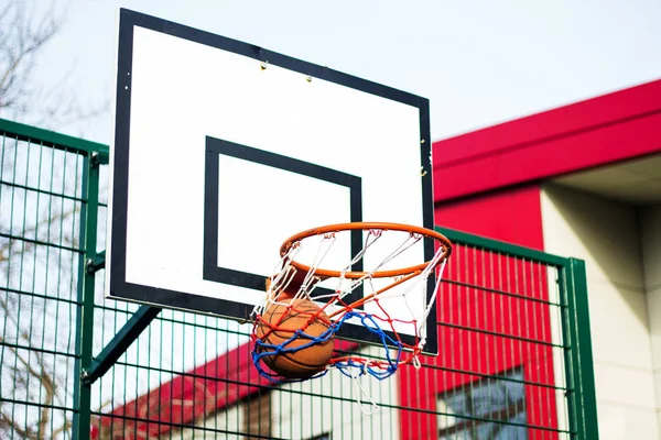 Bir okulda Basketbol çember oyun parkı — Stok fotoğraf