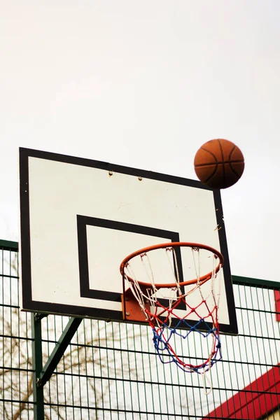 Basketball cerceau dans une aire de jeux de l'école — Photo