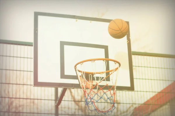 Basketballkorb auf einem Schulspielplatz — Stockfoto