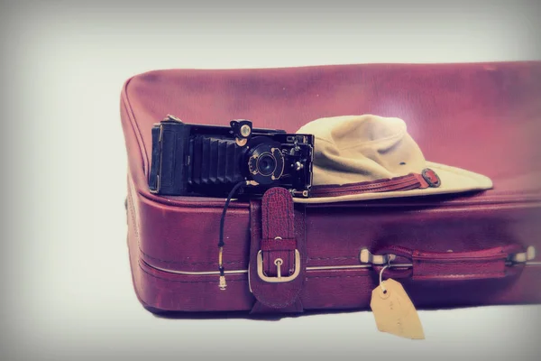 Gammal brun läder resväska redo för resande — Stockfoto