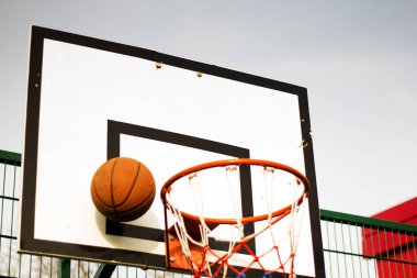 Bir okulda Basketbol çember oyun parkı