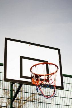 Bir okulda Basketbol çember oyun parkı