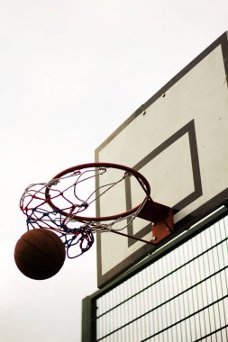Bir okulda Basketbol çember oyun parkı