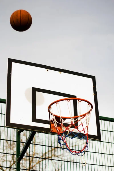 学校の遊び場バスケット ボール フープ — ストック写真
