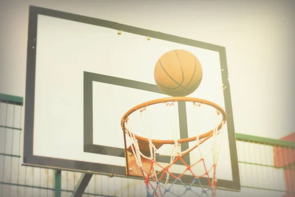 Basketballkorb auf einem Schulspielplatz — Stockfoto