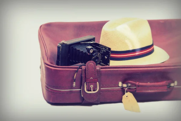 Gammal brun läder resväska redo för resande — Stockfoto