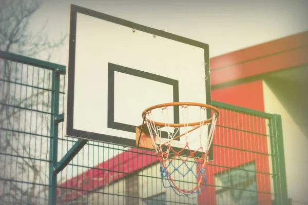 Basketbalový koš v školní hřiště — Stock fotografie