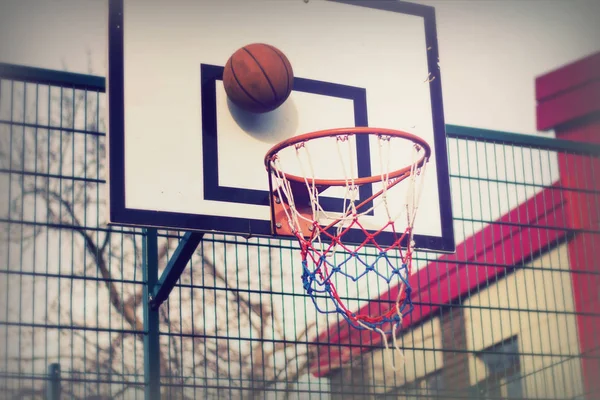 Баскетбольний кільце в шкільній ігровій зоні — стокове фото