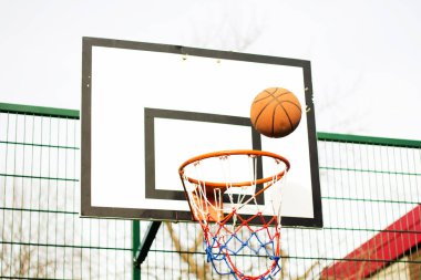Bir okulda Basketbol çember oyun parkı
