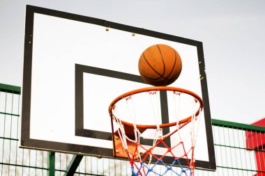 Bir okulda Basketbol çember oyun parkı