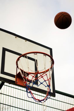 Bir okulda Basketbol çember oyun parkı