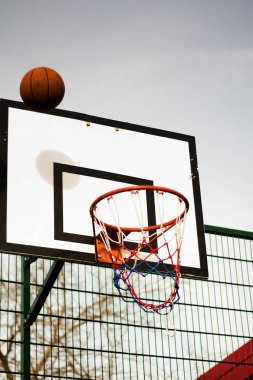 Bir okulda Basketbol çember oyun parkı