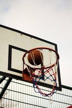 Bir okulda Basketbol çember oyun parkı