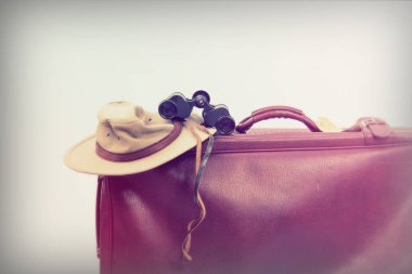 Eski kahverengi deri bavul seyahat için hazır