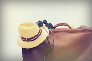 Eski kahverengi deri bavul seyahat için hazır