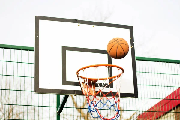 Bir okulda Basketbol çember oyun parkı — Stok fotoğraf