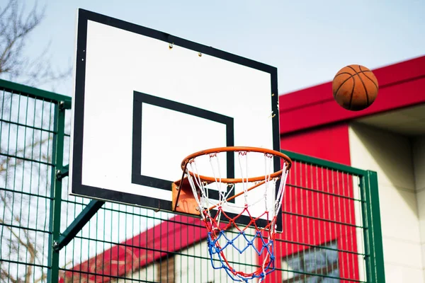 Basketballkorb auf einem Schulspielplatz — Stockfoto