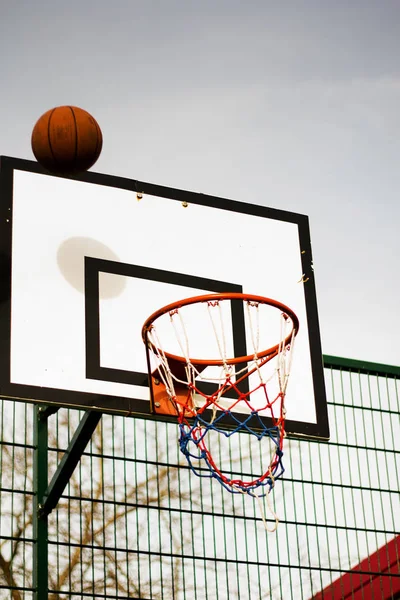 Баскетбольний кільце в шкільній ігровій зоні — стокове фото
