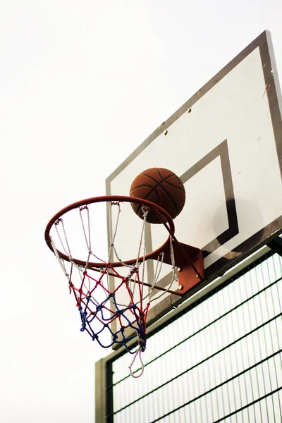 Arco de basquete em uma área de jogo da escola — Fotografia de Stock