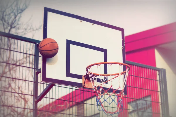 Basketbal hoepel op een speelplaats van de school — Stockfoto