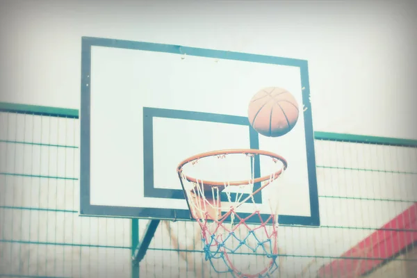 Basketballkorb auf einem Schulspielplatz — Stockfoto