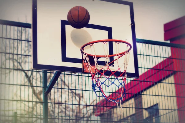 Bir okulda Basketbol çember oyun parkı