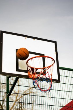 Bir okulda Basketbol çember oyun parkı