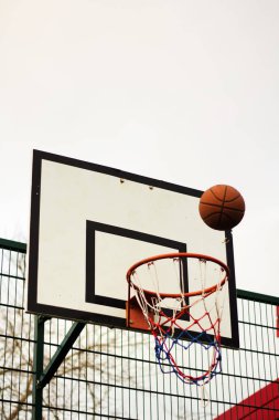 Bir okulda Basketbol çember oyun parkı