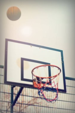 Bir okulda Basketbol çember oyun parkı