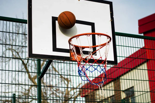 Bir okulda Basketbol çember oyun parkı — Stok fotoğraf