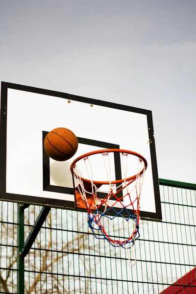 Bir okulda Basketbol çember oyun parkı — Stok fotoğraf