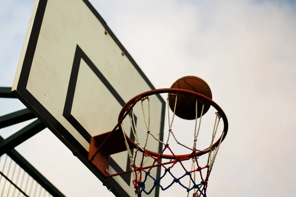 Basketbal hoepel op een speelplaats van de school — Stockfoto