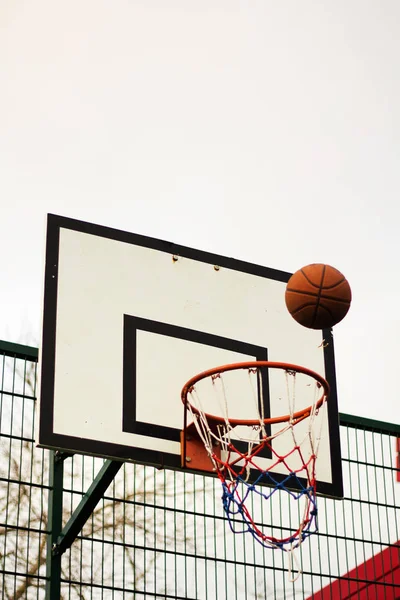 Bir okulda Basketbol çember oyun parkı