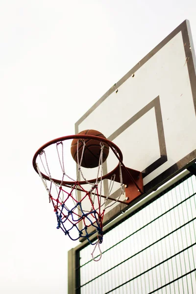 Bir okulda Basketbol çember oyun parkı — Stok fotoğraf