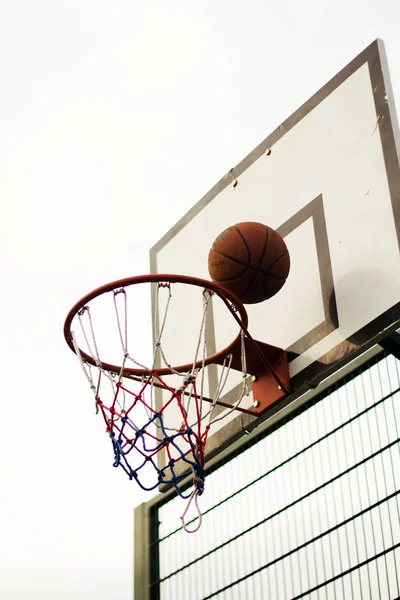 Basketbalový koš v školní hřiště — Stock fotografie
