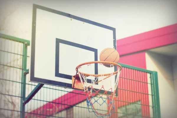 Arco de basquete em uma área de jogo da escola — Fotografia de Stock