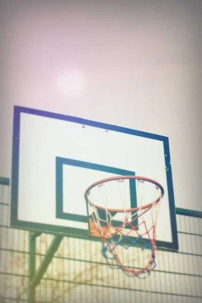 Arco de basquete em uma área de jogo da escola — Fotografia de Stock