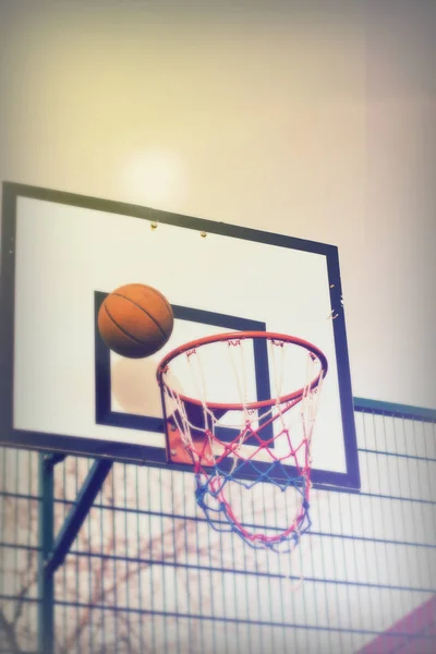 Arco de basquete em uma área de jogo da escola — Fotografia de Stock