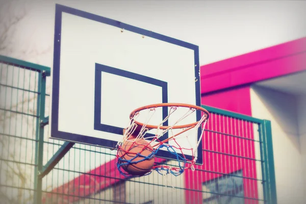 Bir okulda Basketbol çember oyun parkı