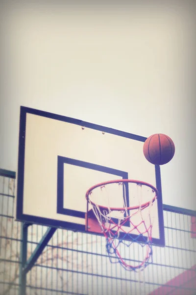 Baloncesto aro en un área de juego de la escuela — Foto de Stock