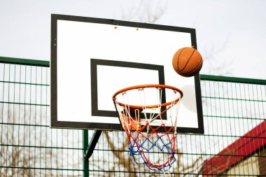 Bir okulda Basketbol çember oyun parkı