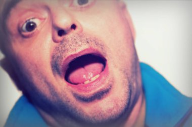 Komik surat beyaz zemin üzerine çekerek konuşan selfie dostum