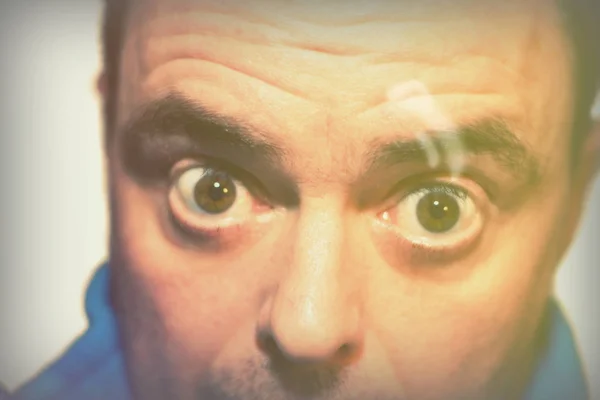 Mann spricht Selfie zieht lustiges Gesicht auf weißem Hintergrund — Stockfoto