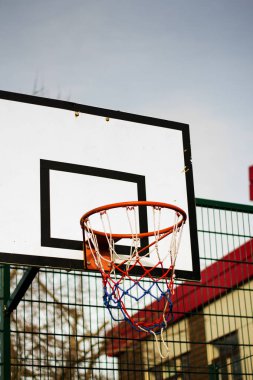 Bir okulda Basketbol çember oyun parkı