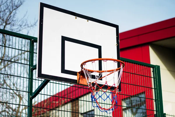 Bir okulda Basketbol çember oyun parkı — Stok fotoğraf