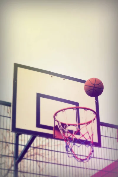 Arco de basquete em uma área de jogo da escola — Fotografia de Stock